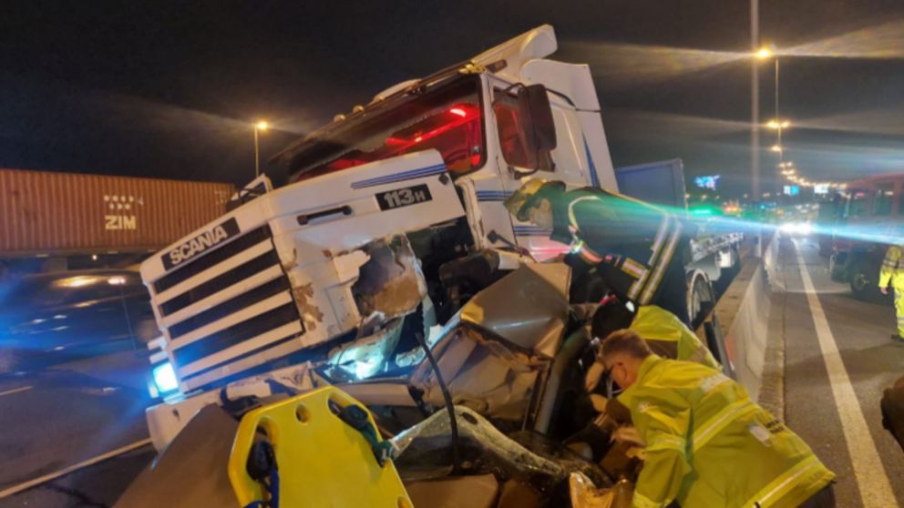 Al menos tres muertos en un trágico accidente en Panamericana: un camión chocó y su contenedor aplastó un auto
