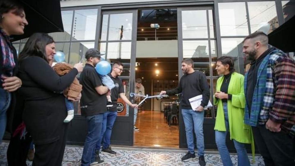 Mayra Mendoza, en la inauguración de un local gastronómico