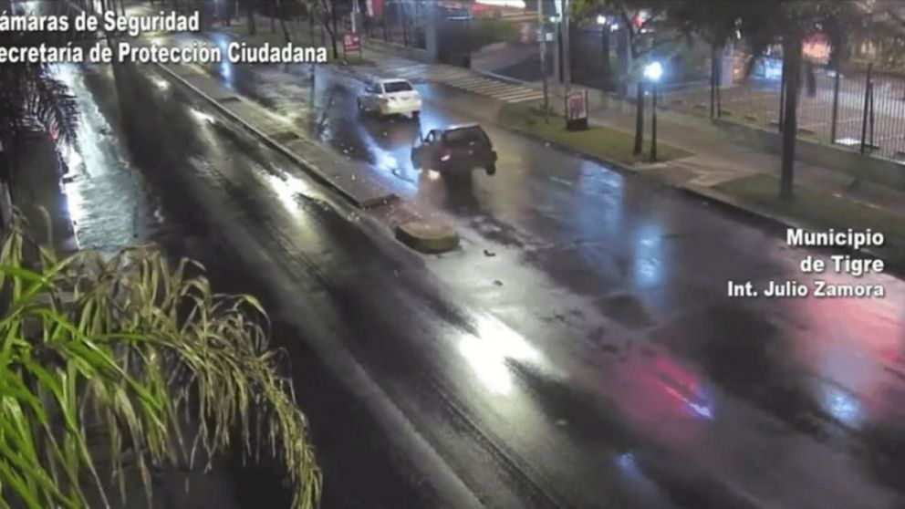 Manejaba borracho, choc� y casi sale despedido por la puerta del auto