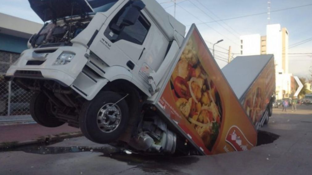 Un camión se cayó a un pozo que se abrió en el asfalto en Río Cuarto