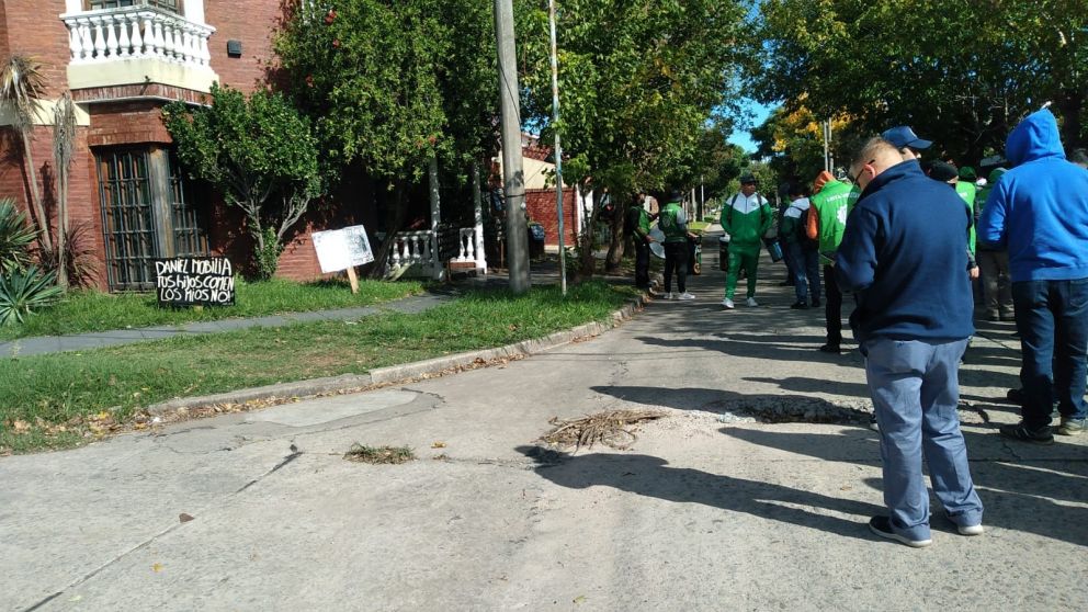 Escrache al due�o de una empresa en la puerta de su casa