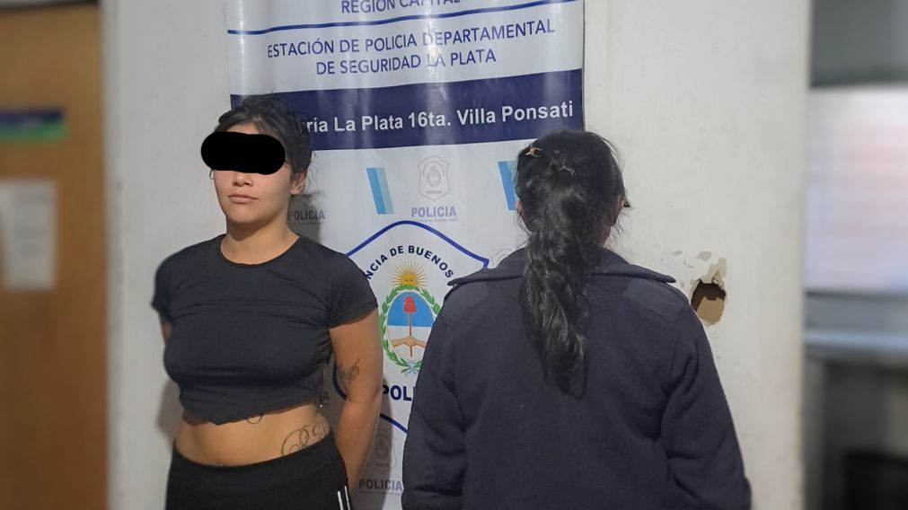 Video: una joven agredi� brutalmente a una cajera de un supermercado chino