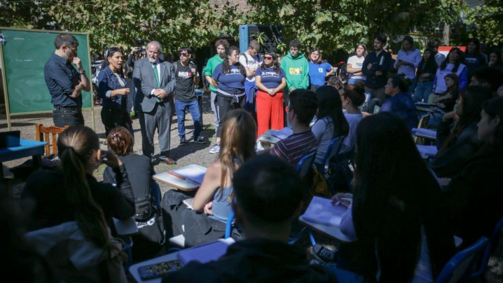 Mayra Mendoza recorrió la feria de la economía popular