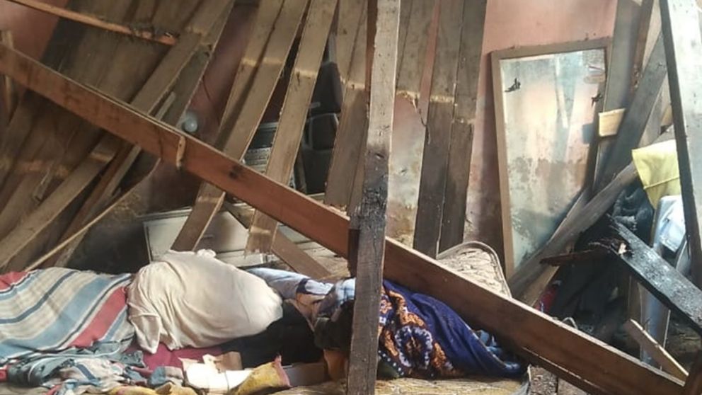 Milagro en Quilmes Este: se le cayó el techo encima y sólo sufrió heridas leves