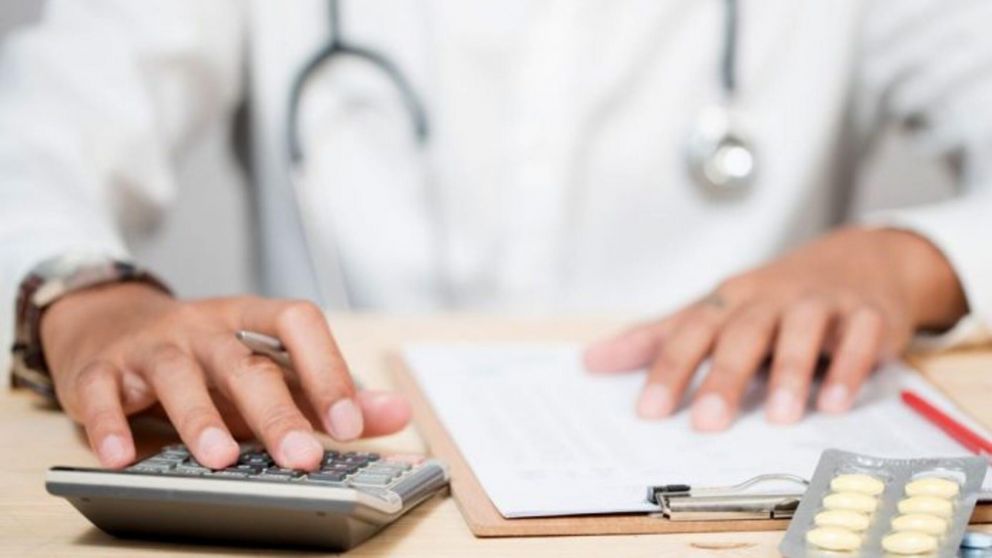 Economía detalló la medida para que empresas de medicina prepaga recalculen los aumentos de sus cuotas.