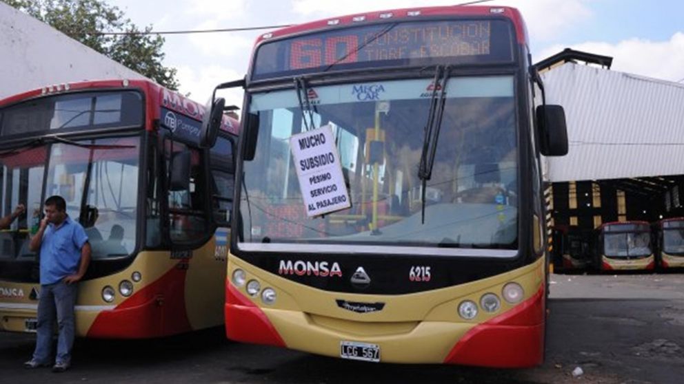 Mientras algunas unidades de la l�nea 60 contin�an funcionando, otras se mantienen paralizadas por la retenci�n de los trabajadores (Gentileza: La Izquierda Diario).