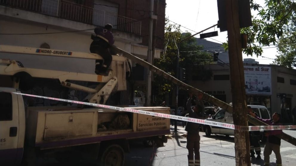 Poste cayó desde una vereda hacia la otra y obtruyó el paso durante varias horas