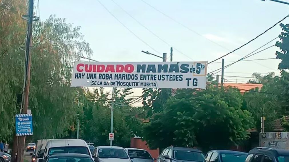 "Cuidado mam�s, hay una robamaridos": los ins�litos pasacalles que aparecieron en Adrogu�