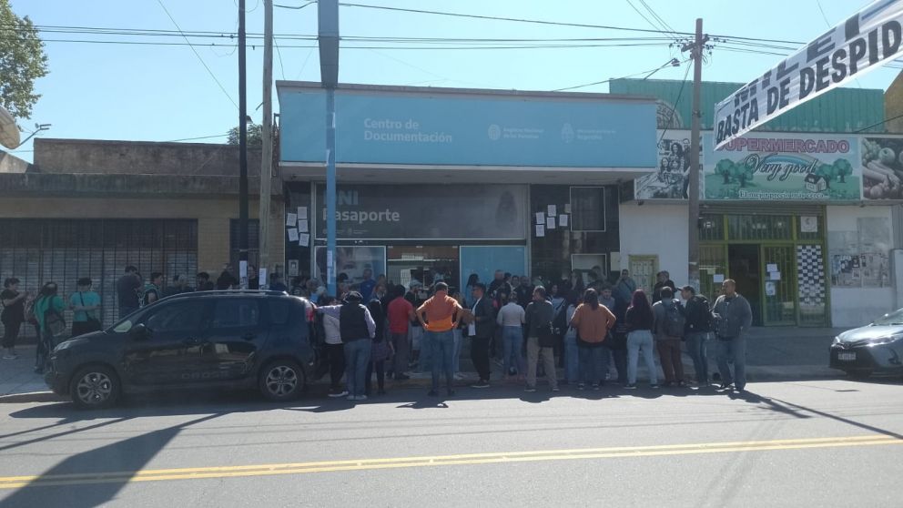 Abrazo simbólico en el RENAPER de Quilmes Oeste tras el despido de trabajadores