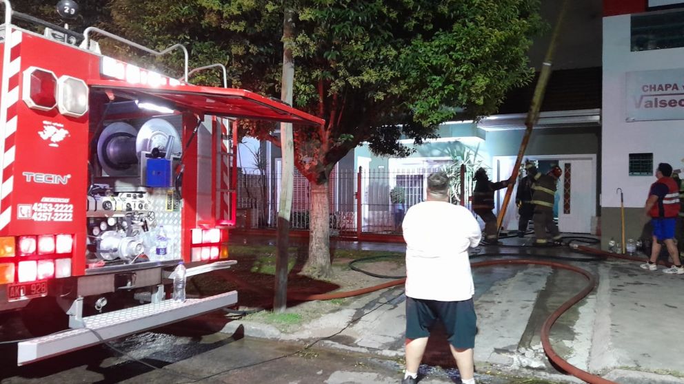 Terrible incendio destrozó una casa en Quilmes Oeste