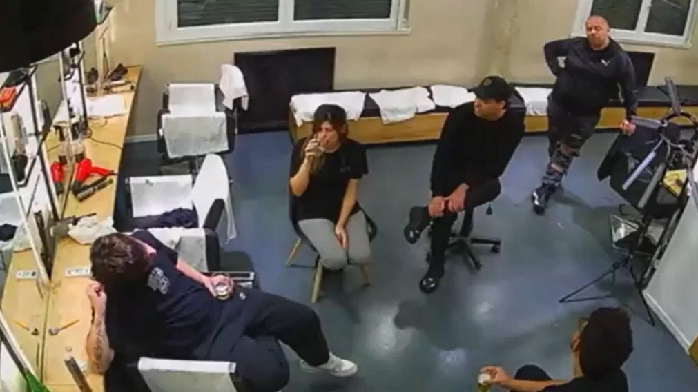 En medio de una discusión, uno de los empleados de la peluquería sacó un arma, intimó a sus compañeros y mató a uno de ellos (Imagen captura).