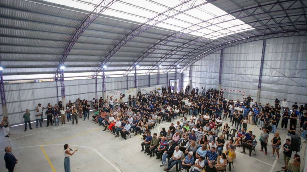 Mayra Mendoza, en la inauguración del gimnasio del Piedrabuena