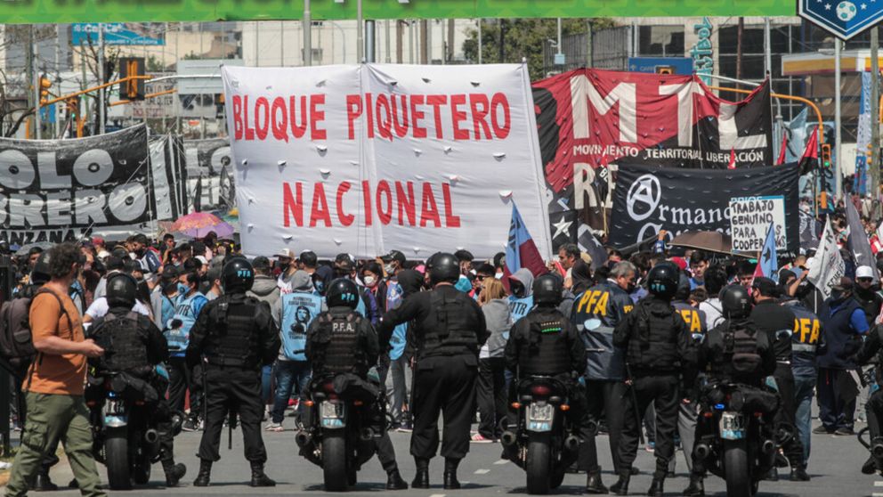 Piqueteros cortan el Puente Pueyrredón y la autopista