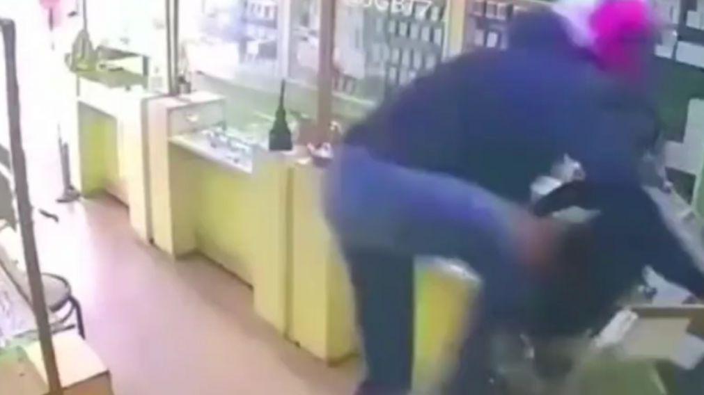 Con una patada voladora, un ladr�n rob� una joyer�a de San Fernando en solo 38 segundos