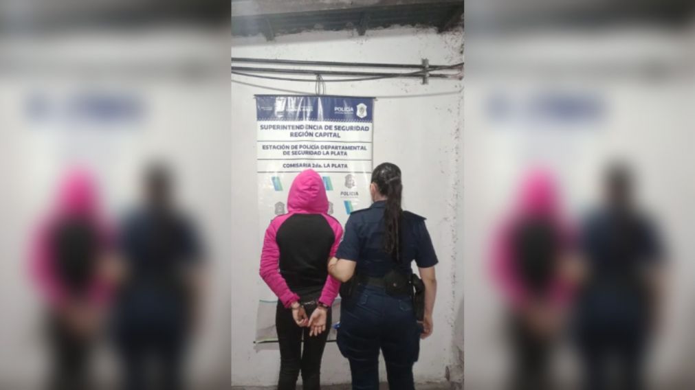 "Bajá porque te mato": una joven se subió al capot del auto de su ex y provocó daños