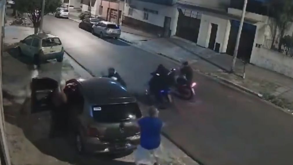 La Matanza: motochorros intentaron robarle el auto a una mujer policía y la hirieron de gravedad