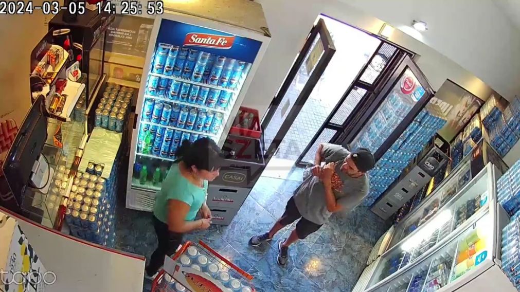 Video: pidió un vino en un kiosco, atacó a la empleada y le robó el celular