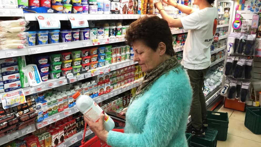 LA COMPRA DE ALIMENTOS Y BEBIDAS BAJÓ EN UN 33 POR CIENTO.