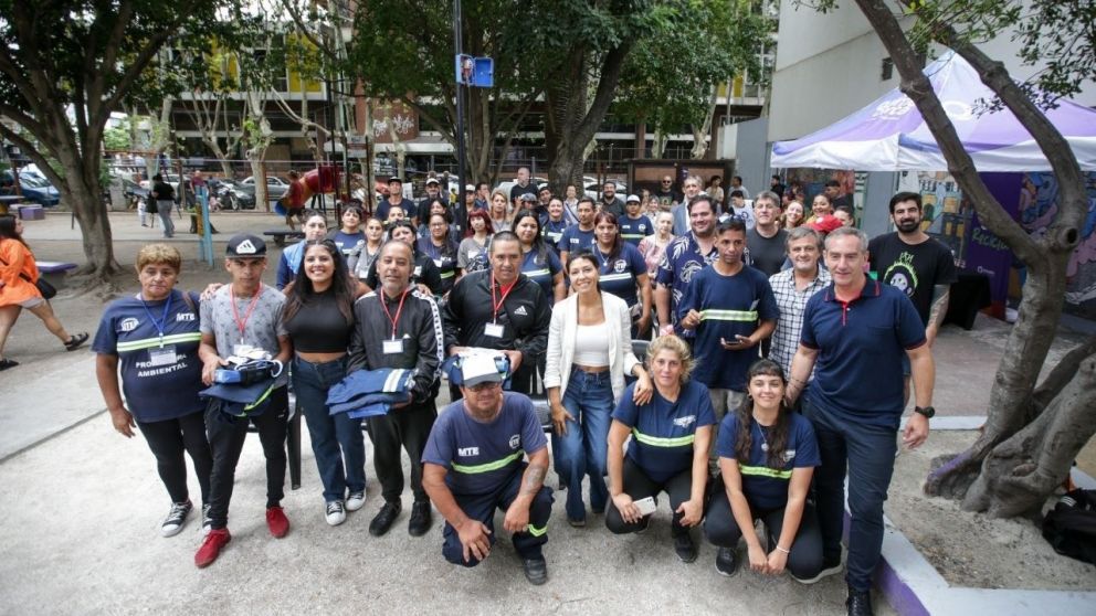 Mayra Mendoza entregó elementos de trabajo a recicladores