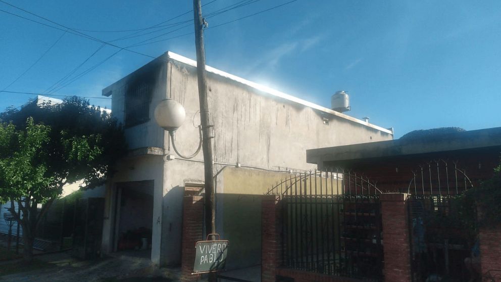 Incendio en Ezpeleta Oeste: El fuego provocó graves daños a una vivienda