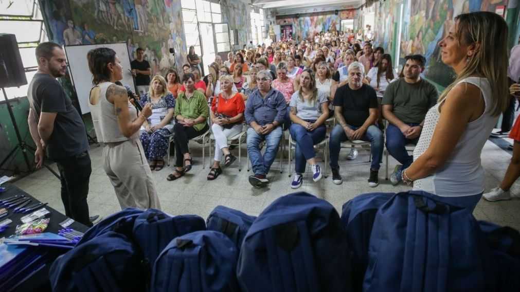 Mayra Mendoza entregó útiles a escuelas de Quilmes