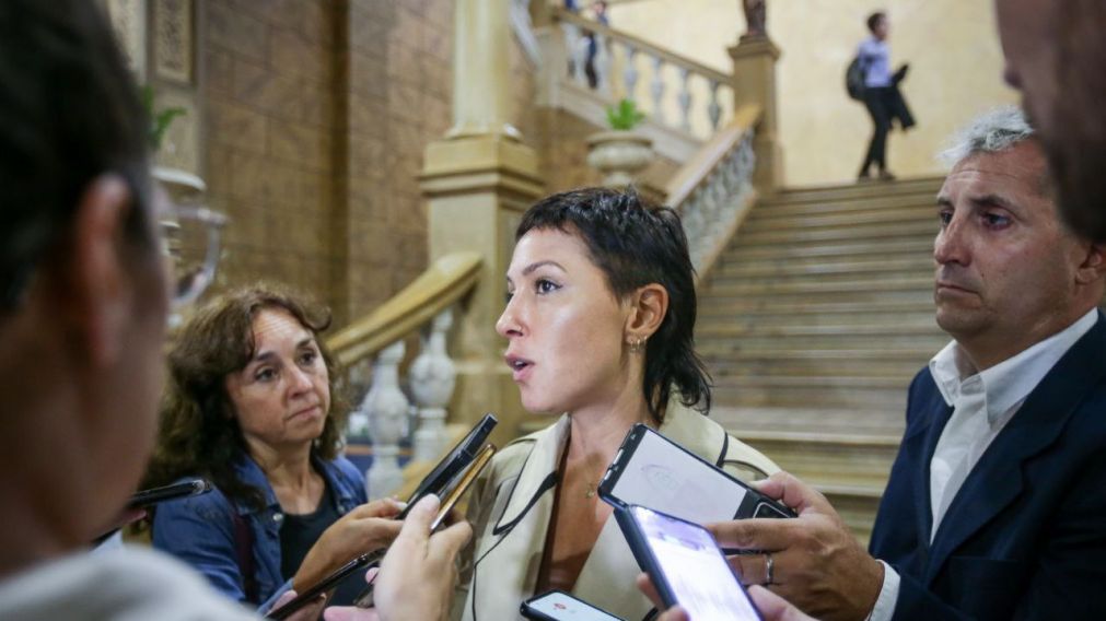 Mayra Mendoza acompañó a Kicillof en el reclamo contra Milei