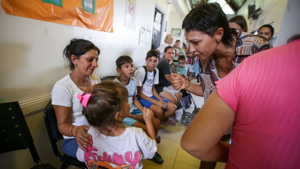 Mayra Mendoza recorrió una nueva jornada integral de salud