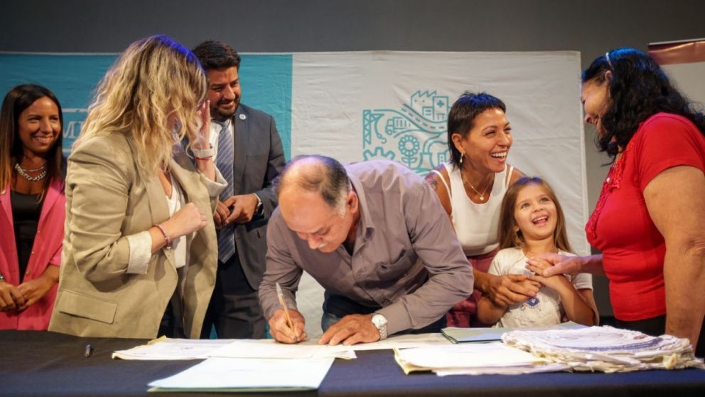 Entregaron escrituras a 430 familias quilmeñas