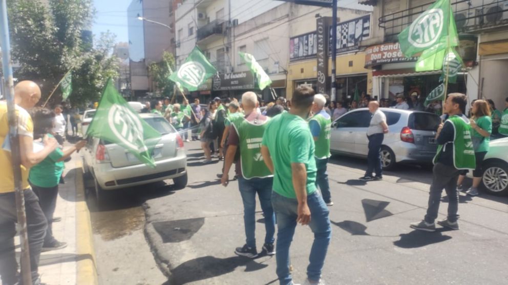 Municipales de Quilmes enrolados en ATE se manifiestan frente al Ministerio de Trabajo