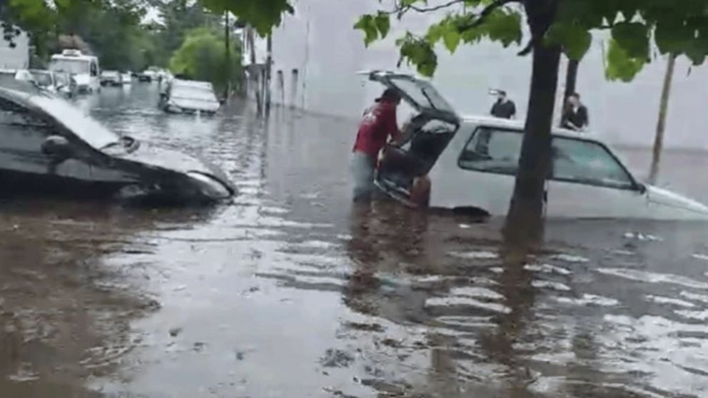 Varios autos quedaron bajo el agua en la zona del Hospital El Cruce