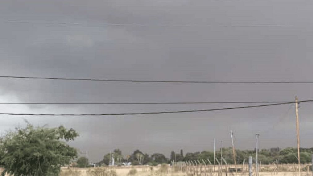 El cielo de Quilmes y alrededores, totalmente gris y con fuertes vientos por momentos