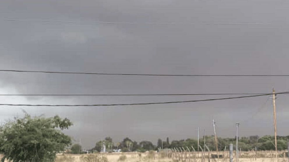 El cielo de Quilmes y alrededores, totalmente gris y con fuertes vientos por momentos