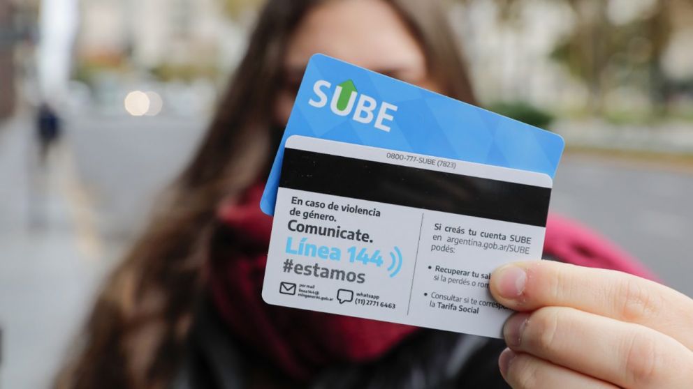 Viajar en el transporte p�blico tendr� una suba de 250% a partir de este martes, pero los usuarios que no tengan la SUBE registrada deber�n abonar casi el doble.
