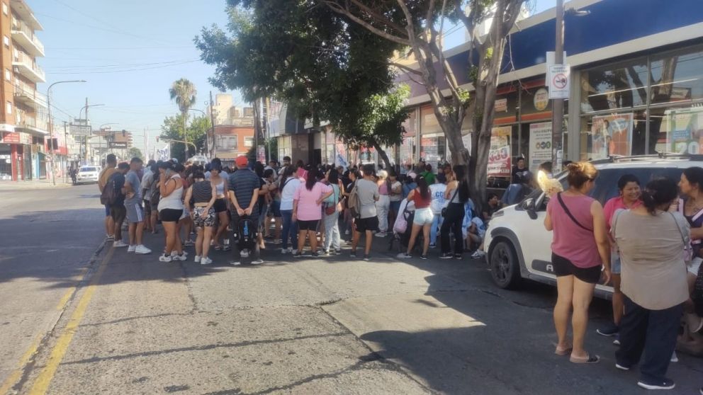 Movimientos sociales reclaman frente al Coto de Quilmes