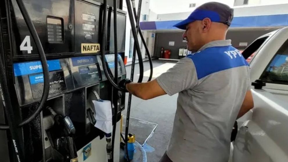 Aumenta la nafta: qué día sube y cuánto saldrá el litro de súper en YPF con el próximo aumento