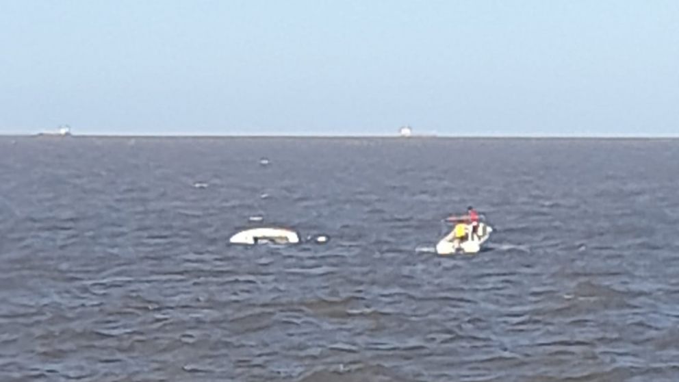 Dos veleristas fueron rescatados frente al Parque de la Ribera tras tener problemas con su embarcación