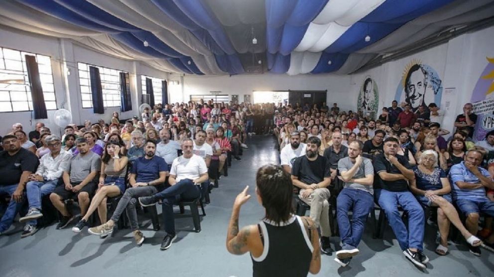 Mayra Mendoza encabezó un plenario y apuntó contra Milei