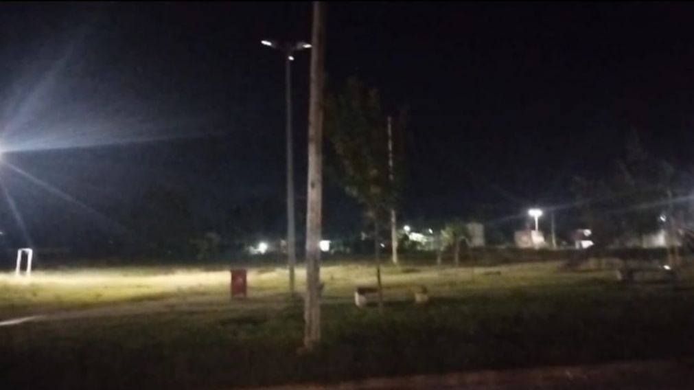 Piden el arreglo de luminarias en una plaza de la Ribera de Quilmes