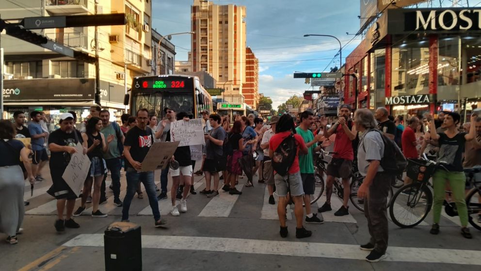 Cacerolazo contra el DNU en Yrigoyen y Rivadavia