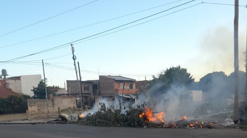 Vecinos del barrio Santa María de Bernal Oeste piden limpieza de basural, que genera humo tóxico cuando lo prenden fuego