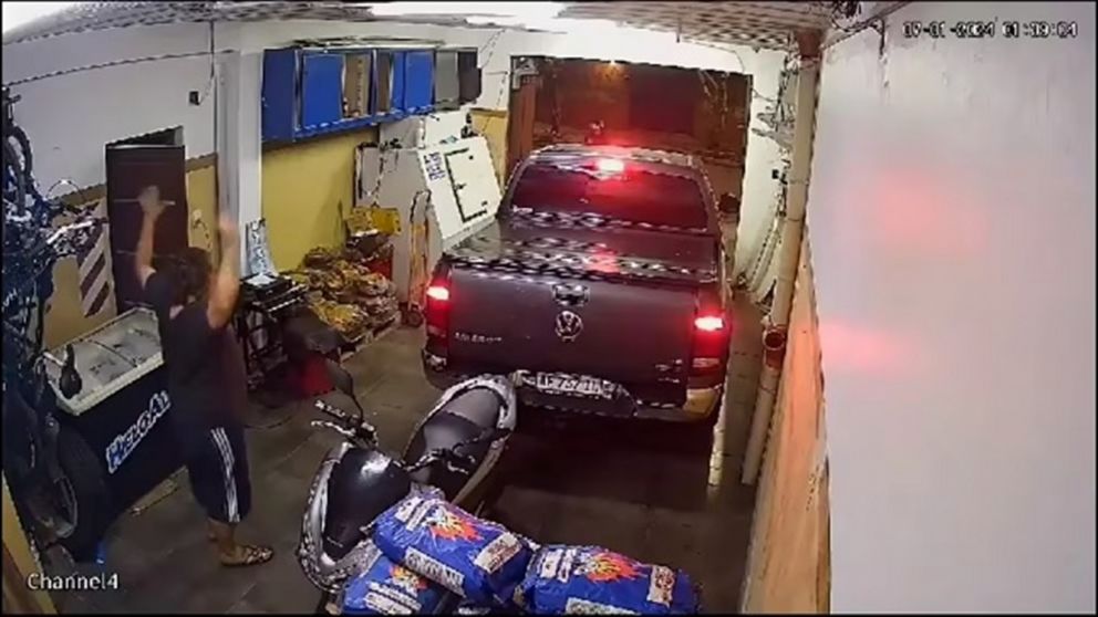 Avellaneda: motochorros roban una camioneta en 42 segundos