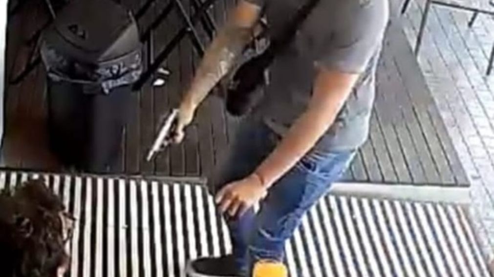 Tomaba café en un local de Bernal Centro y un delincuente armado le robó el bolso