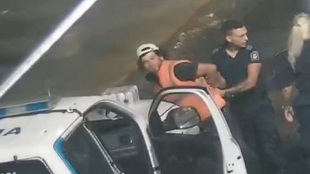 Detuvieron a un sujeto que se robó un pack de cervezas en pleno centro de Bernal