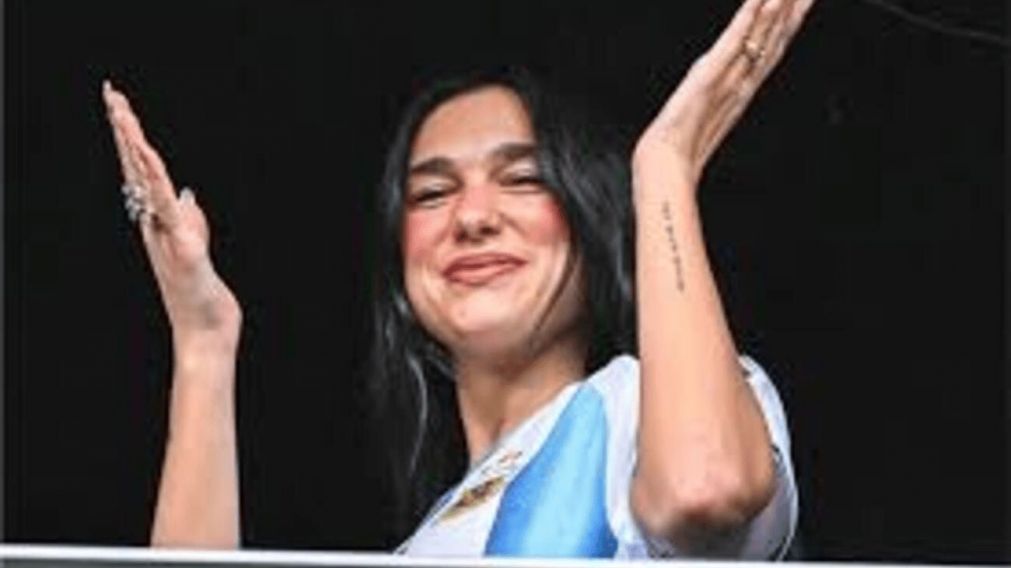 Dua Lipa enloqueció a los hinchas en La Bombonera y vivió el superclásico a puro fervor argentino