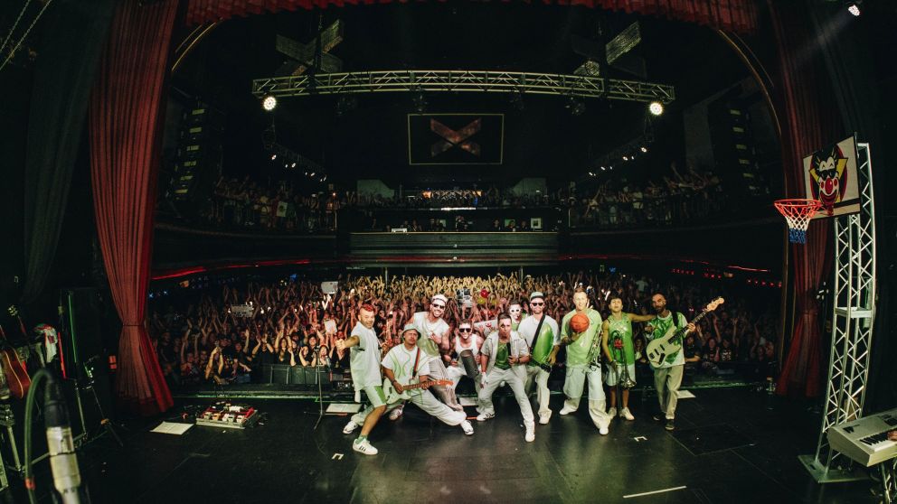 "Maquillaje y Canción": Los Caligaris llevaron su nuevo espectáculo al Teatro Vorterix ante un público eufórico