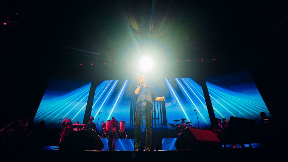 Carlos Vives despleg� su inigualable fiesta hispana en un Movistar Arena agotado