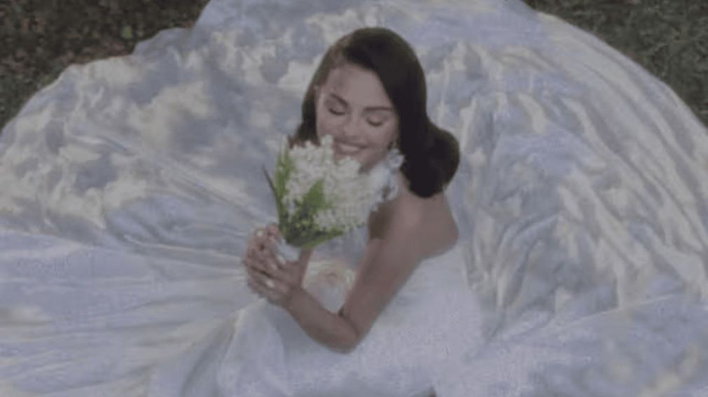 Selena Gomez deslumbró con su vestido de novia de inspiración vintage en su boda con Benny Blanco