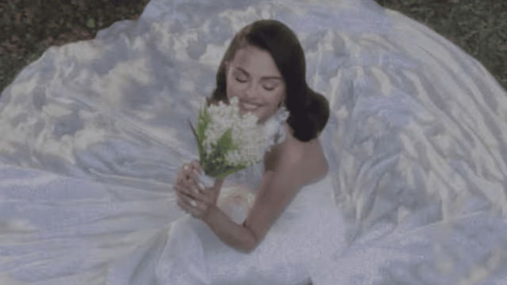 Selena Gomez deslumbró con su vestido de novia de inspiración vintage en su boda con Benny Blanco
