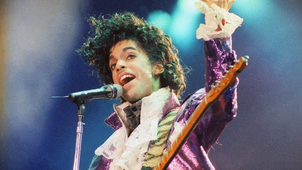 Prince: las 5 canciones que marcaron su camino como artista y siguen sonando en todo el mundo.