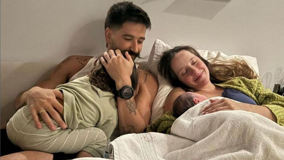 Camilo confesó que tiene cuadros de colgados de la sangre de sus hijas Índigo y Amaranto.
